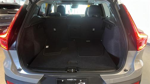 2025 Volvo XC40 B5 Core Bright Theme