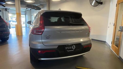 2025 Volvo XC40 B5 Core Bright Theme
