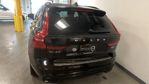 2023 Volvo XC60 B5 Ultimate Dark Theme