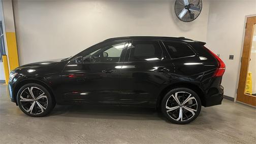 2023 Volvo XC60 B5 Ultimate Dark Theme