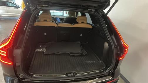 2023 Volvo XC60 B5 Ultimate Dark Theme