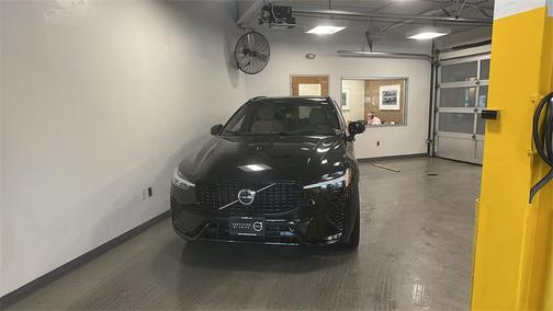 2023 Volvo XC60 B5 Ultimate Dark Theme