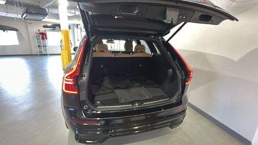 Onyx Black Metallic 2024 Volvo XC60 B5 Ultimate Dark Theme