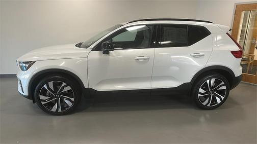 2025 Volvo XC40 B5 Plus Dark Theme