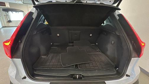 Cloud 2026 Volvo XC40 Plus, B5 AWD Gas (mild hybrid), Dark