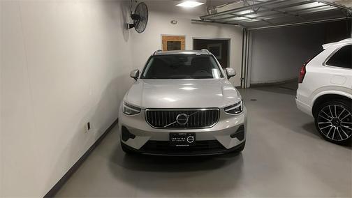 2025 Volvo XC40 B5 Core Bright Theme