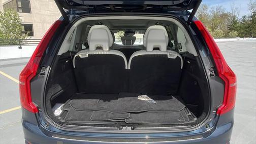 2022 Volvo XC90 T6 Momentum