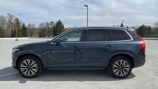 2022 Volvo XC90 T6 Momentum