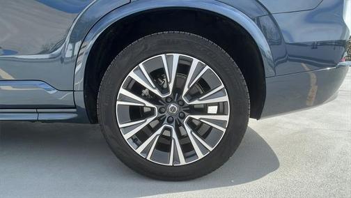 2022 Volvo XC90 T6 Momentum