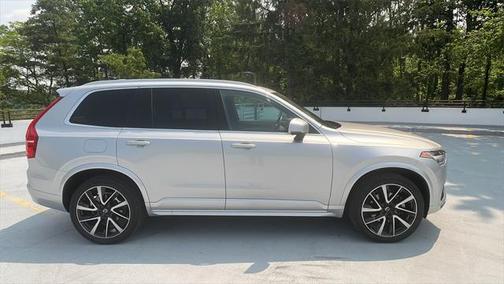 2022 Volvo XC90 T6 Momentum