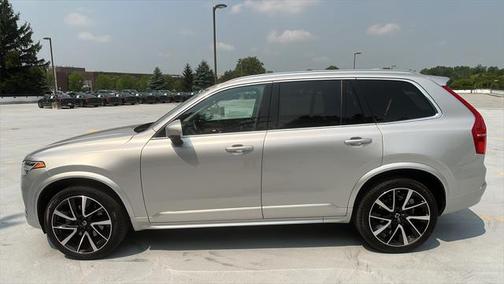 2022 Volvo XC90 T6 Momentum