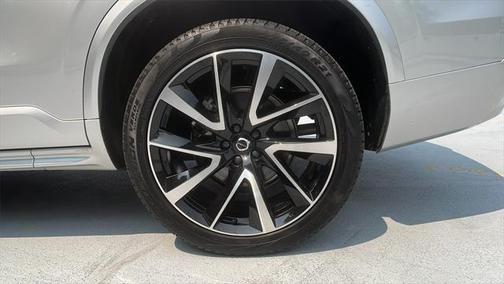 2022 Volvo XC90 T6 Momentum