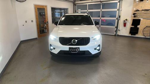 2025 Volvo XC40 B5 Plus Dark Theme