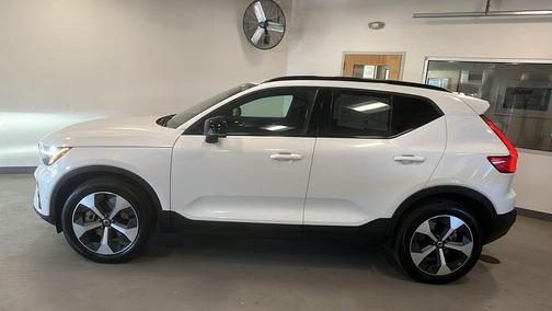 2025 Volvo XC40 B5 Plus Dark Theme