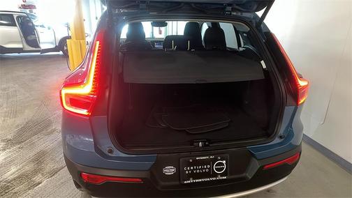 2025 Volvo XC40 B5 Core Bright Theme