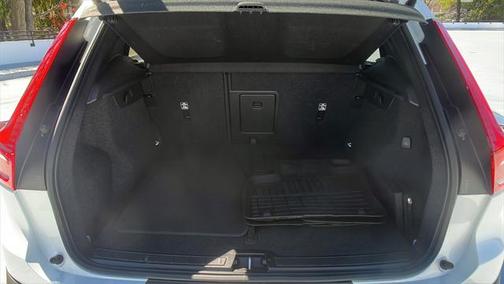 2023 Volvo XC40 B5 Plus Dark Theme