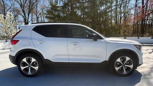 2023 Volvo XC40 B5 Plus Dark Theme