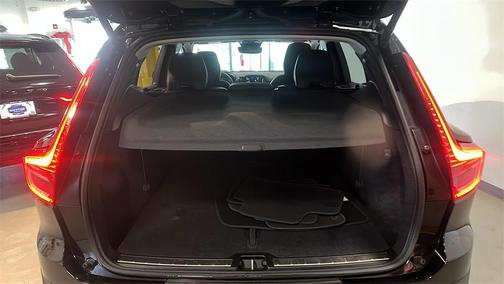 2025 Volvo XC40 B5 Plus Bright Theme