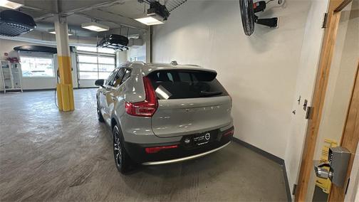 2025 Volvo XC40 B5 Core Bright Theme