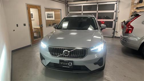 2025 Volvo XC40 B5 Core Bright Theme