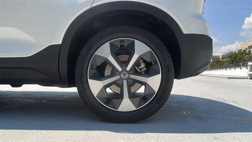 2026 Volvo XC40 Plus, B5 AWD Gas (mild hybrid), Dark