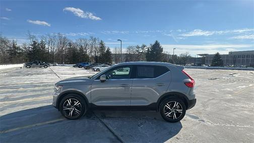 2025 Volvo XC40 B5 Core Bright Theme