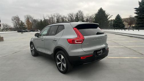 2025 Volvo XC40 B5 Plus Dark Theme