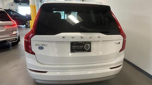 2022 Volvo XC90 T6 Momentum