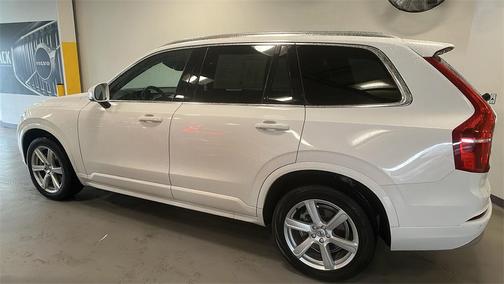2022 Volvo XC90 T6 Momentum