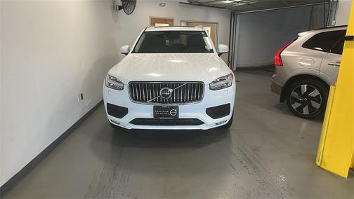 2022 Volvo XC90 T6 Momentum