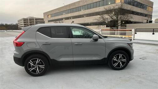 2025 Volvo XC40 B5 Core Bright Theme