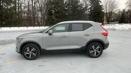 2025 Volvo XC40 B5 Core Bright Theme