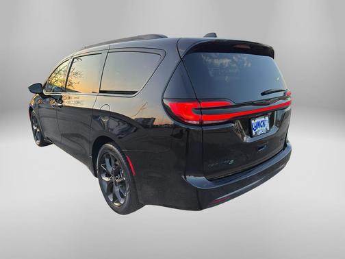 Diamond Black Crystal Pearlcoat 2025 Chrysler Pacifica Limited