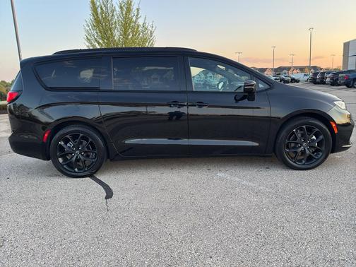 Diamond Black Crystal Pearlcoat 2025 Chrysler Pacifica Limited