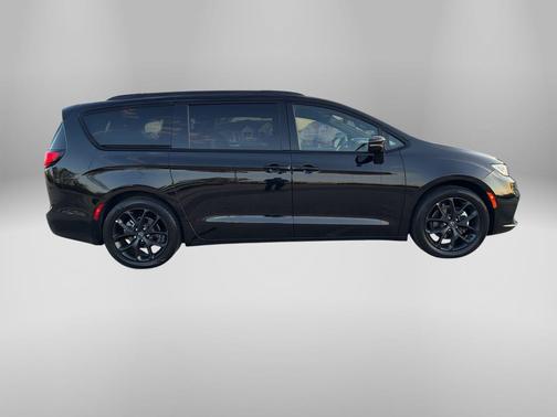 Diamond Black Crystal Pearlcoat 2025 Chrysler Pacifica Limited