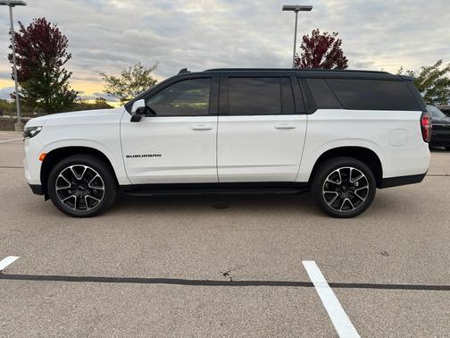 2023 Chevrolet Suburban RST