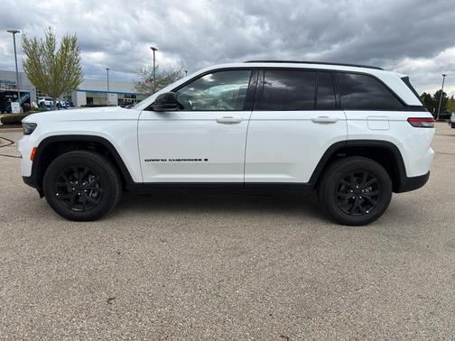 Bright White Clearcoat 2025 Jeep Grand Cherokee Altitude