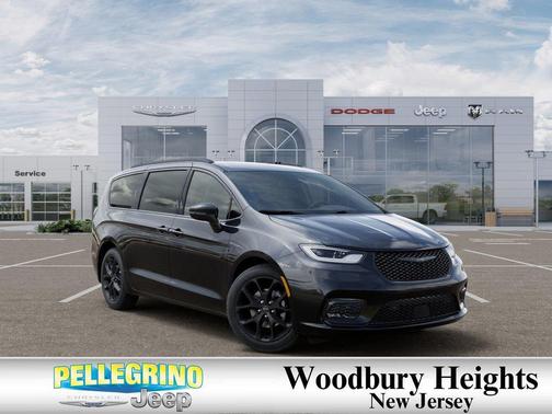 Diamond Black Crystal Pearlcoat 2026 Chrysler Pacifica L