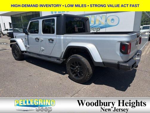 Silver Zynith Clearcoat 2022 Jeep Gladiator Altitude 4x4