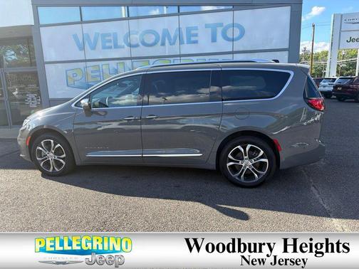 Ceramic Gray Clearcoat 2024 Chrysler Pacifica L