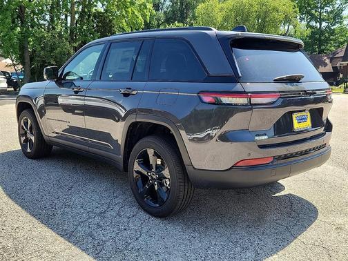 2025 Jeep Grand Cherokee Laredo