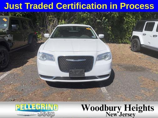 Bright White Clearcoat 2017 Chrysler 300 Limited