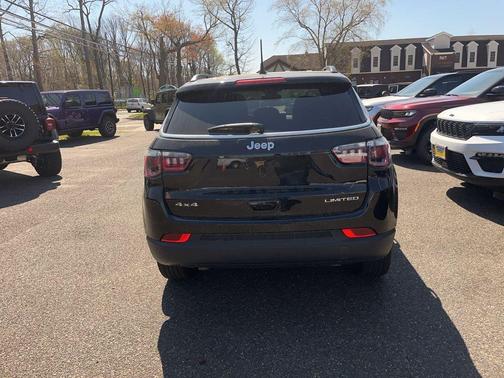 Diamond Black Crystal Pearlcoat 2025 Jeep Compass Limited