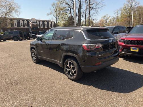 Diamond Black Crystal Pearlcoat 2025 Jeep Compass Limited