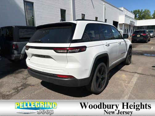Bright White Clearcoat 2025 Jeep Grand Cherokee Altitude