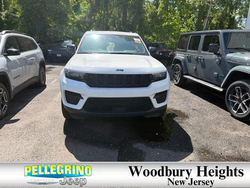 Bright White Clearcoat 2025 Jeep Grand Cherokee Altitude