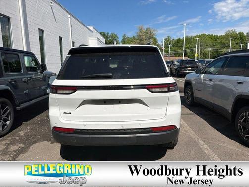 Bright White Clearcoat 2025 Jeep Grand Cherokee Altitude