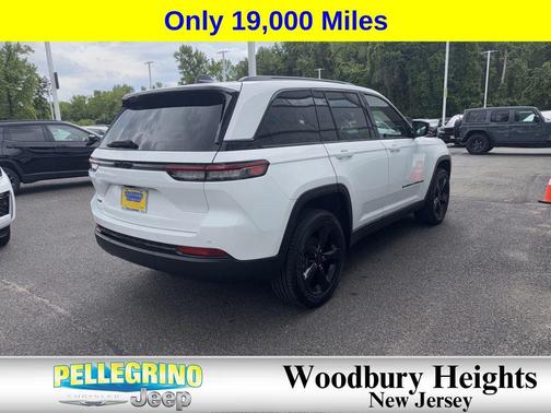 Bright White Clearcoat 2025 Jeep Grand Cherokee Altitude