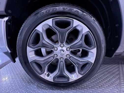 Granite Crystal Metallic Clearcoat 2019 RAM 1500 Limited