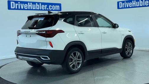 Clear White/Black Roof 2022 Kia Seltos S